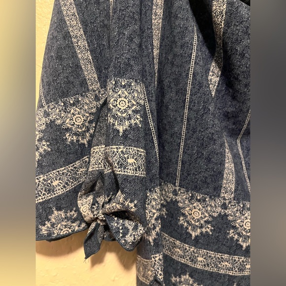 Beautiful top for any occasion - Picture 2 of 3